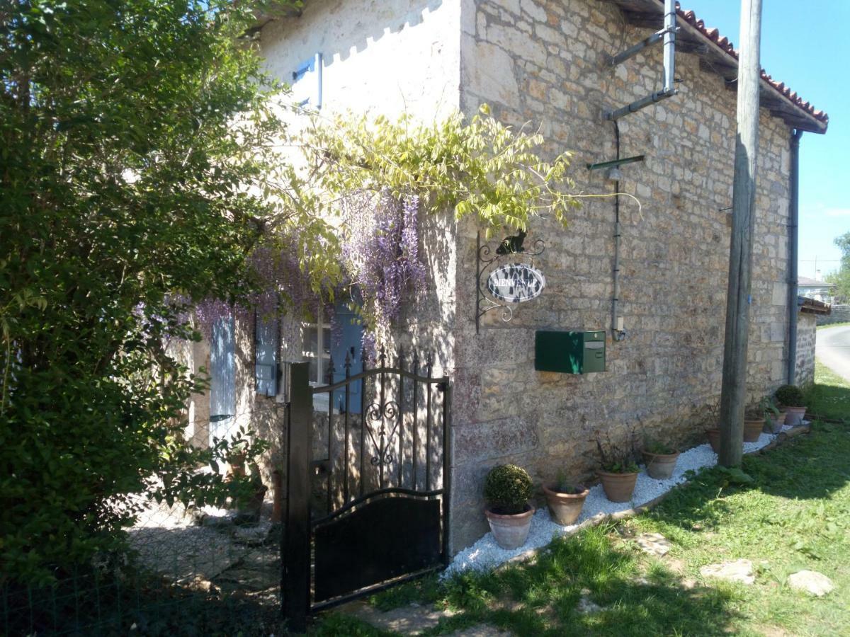 Chat Noir Gite Et Chambre D'Hotes Bed & Breakfast Genouille  Exterior photo